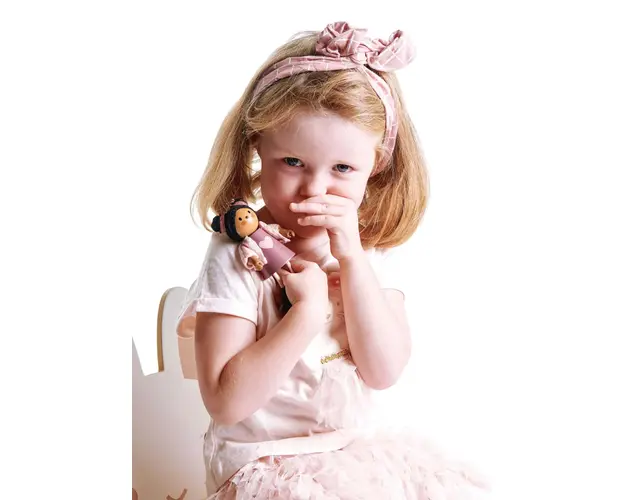 Tender Leaf Toys - Figurina Ayana si pisicuta din lemn