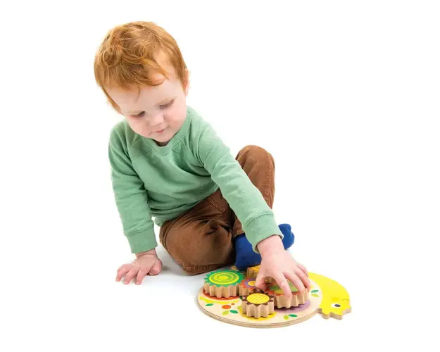 Tender Leaf Toys - Melcul didactic din lemn - Snail Whirls