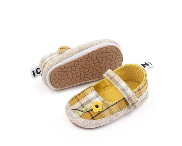 Balerini pentru bebelusi, in carouri galbene