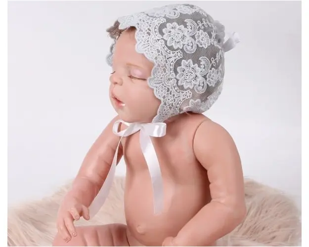 Boneta gri din dantela