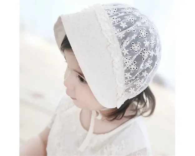 Boneta ivoire cu floricele brodate