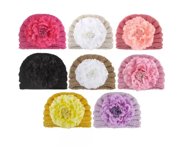 Caciulita crosetata tip turban cu floare aplicata