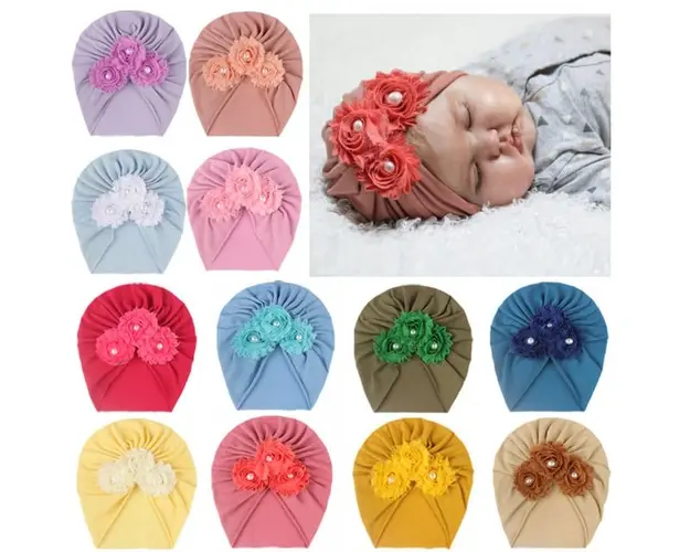 Caciulita tip turban cu floricele cu perlute aplicate