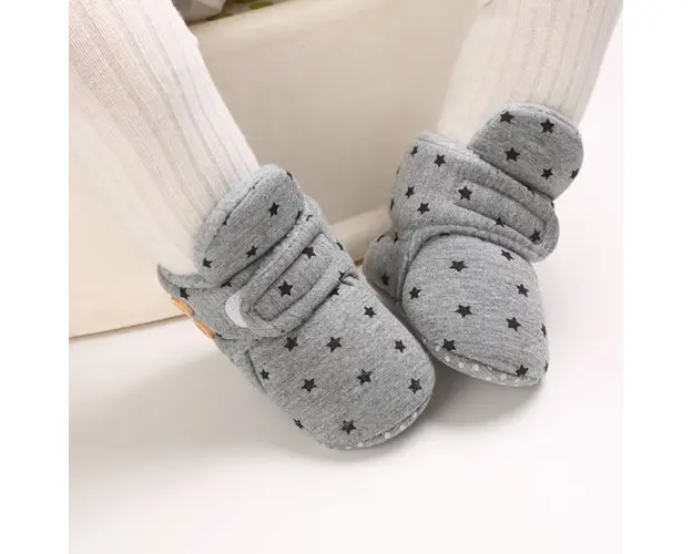 Cizmulite gri cu stelute negre si cu nasturei