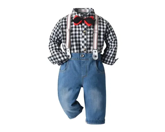 Costum cu blugi si camasuta neagra in carouri