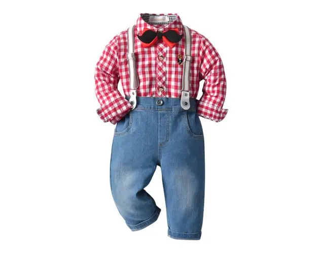 Costum cu blugi si camasuta rosie in carouri