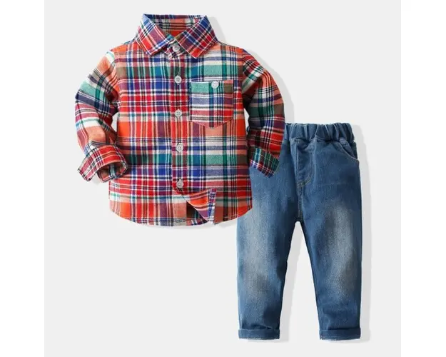 Costumas cu blugi si camasuta in carouri