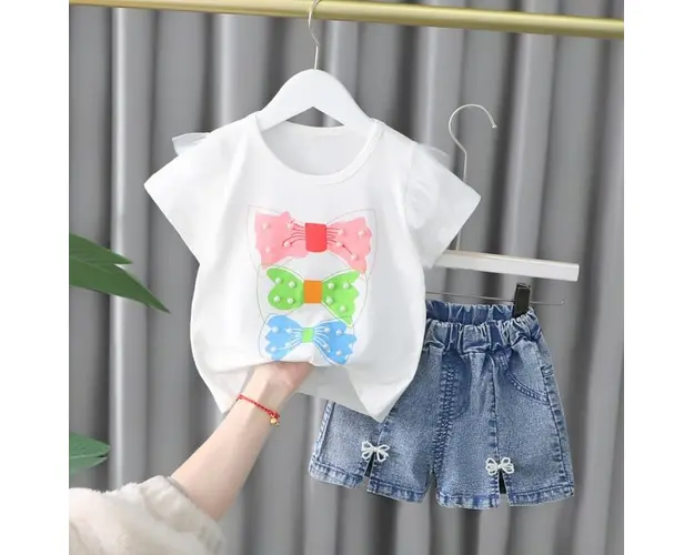 Costumas cu bluzita alba si pantalonasi din blugi - Fundite