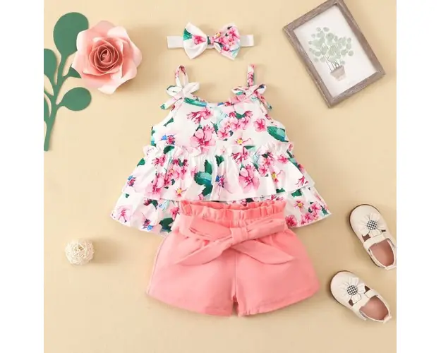 Costumas cu bluzita cu volane si pantalonasi scurti roz