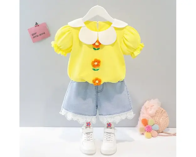 Costumas cu bluzita galbena si pantalonasi din blugi - Floricele