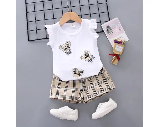 Costumas cu bluzita si pantaloni scurti in carouri