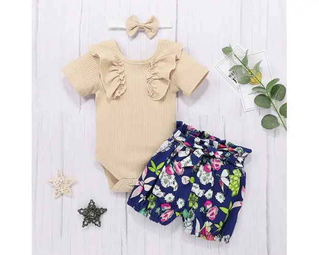 Costumas cu body crem si pantaloni scurti cu desene colorate