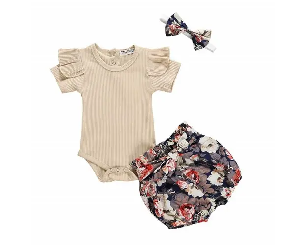 Costumas cu body crem si pantaloni scurti inflorati