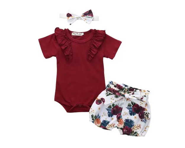 Costumas cu body visiniu si pantaloni scurti inflorati