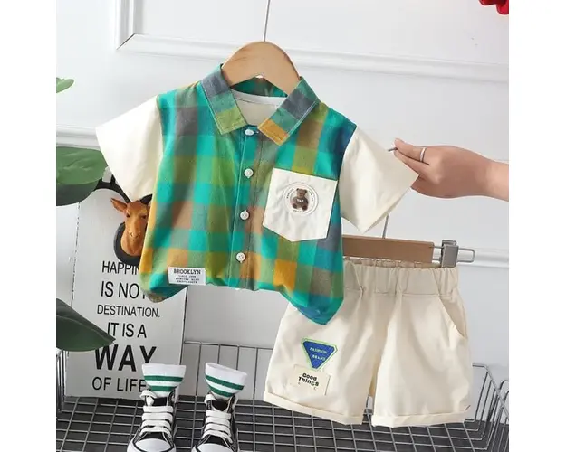 Costumas pentru baietei cu camasuta verde in carouri