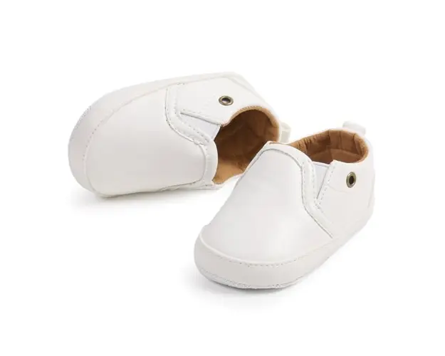 Mocasini albi eleganti pentru bebelusi