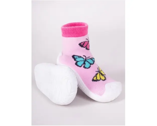 Mocasini pentru copii cu talpa antiderapanta  Design fluturi colorati pe fond roz