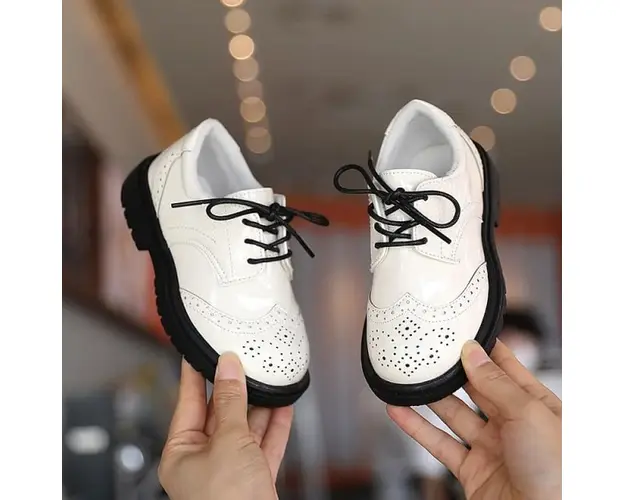 Pantofi albi eleganti, cu sireturi negre