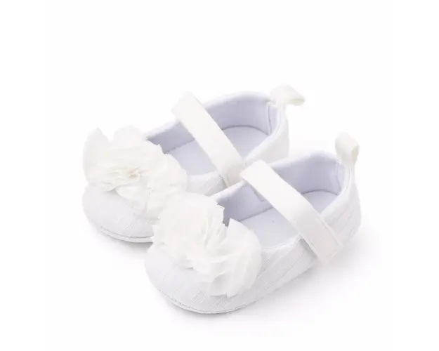 Pantofiori albi cu floricele din tulle aplicate