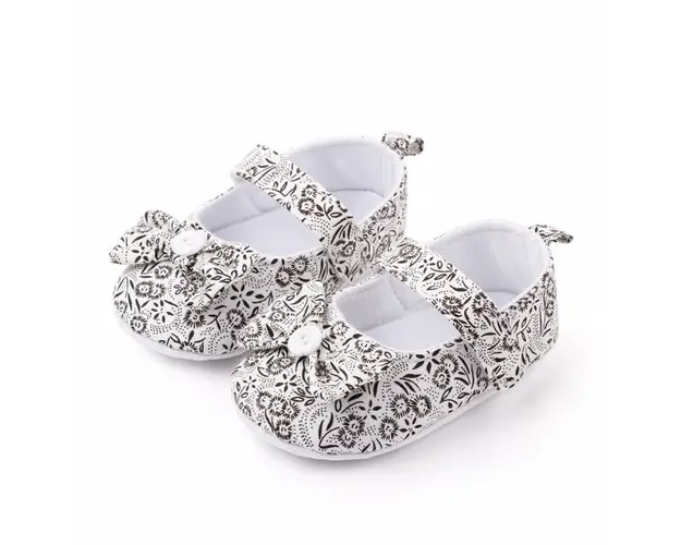 Pantofiori albi cu floricele negre