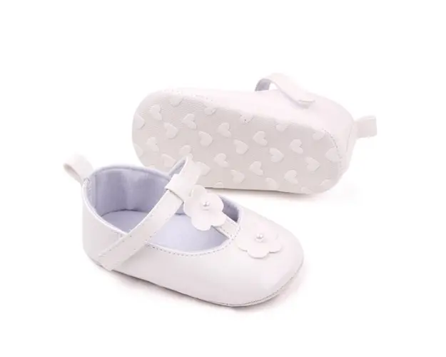Pantofiori albi cu floricele si perlute