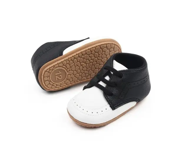 Pantofiori albi cu negru cu sireturi din elastic pentru baietei