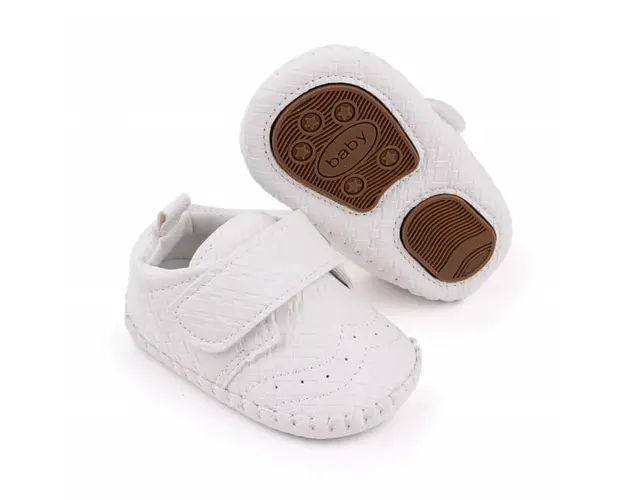 Pantofiori albi eleganti pentru baietei