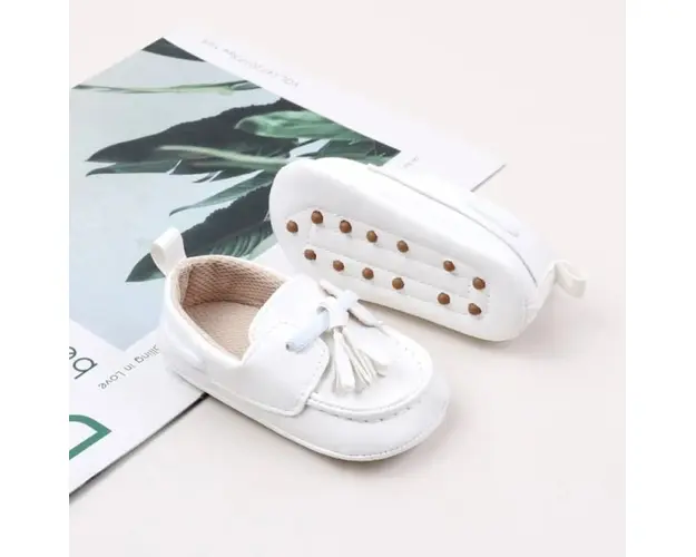 Pantofiori albi tip mocasini cu ciucurasi