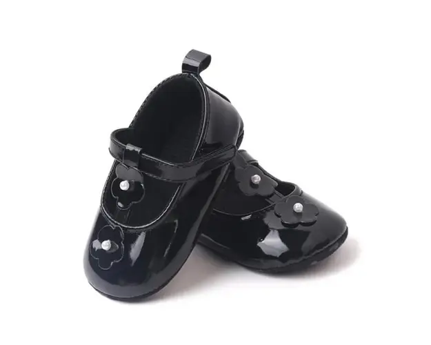 Pantofiori bebelusi, negri, lacuiti, cu floricele