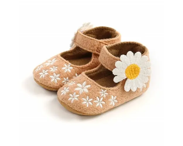 Pantofiori crem cu margareta alba