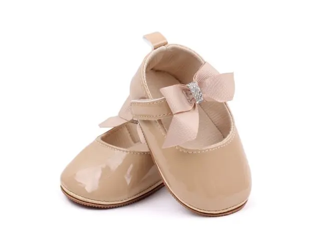 Pantofiori crem din lac cu fundita si strasuri