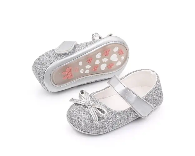 Pantofiori cu sclipici argintiu si fundita
