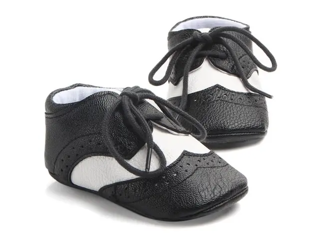 Pantofiori eleganti baieteti alb cu negru
