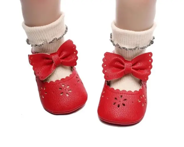 Pantofiori eleganti pentru bebelusi rosii cu fundita si perforatii florale