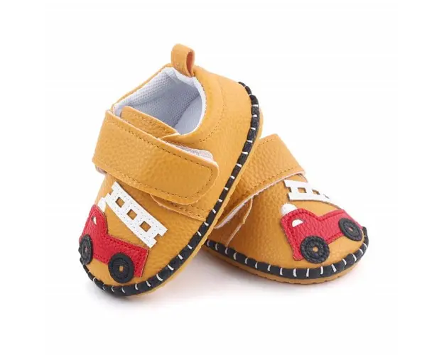 Pantofiori maro pentru baietei - Masinuta