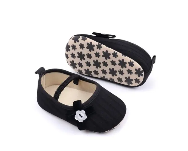 Pantofiori negri cu floricica alba decorativa