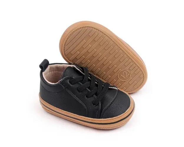 Pantofiori negri cu margini maro pentru baietei