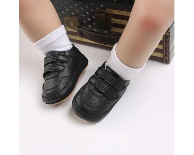 Pantofiori negri pentru bebelusi