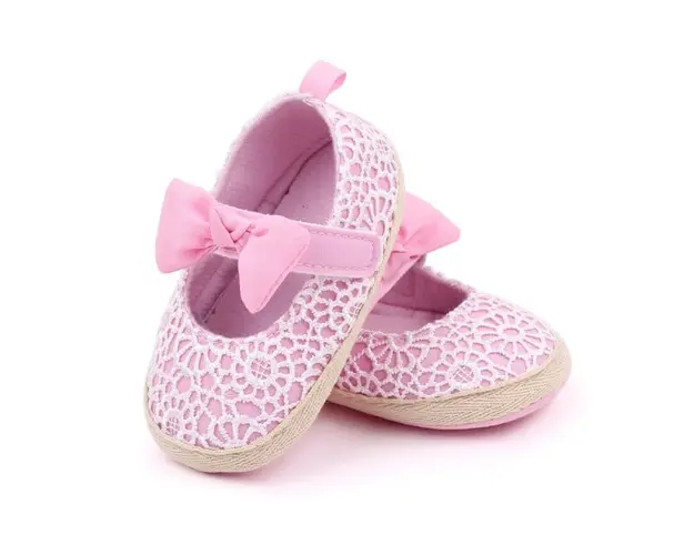 Pantofiori roz cu danteluta alba