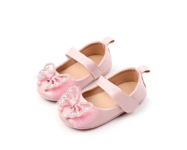 Pantofiori roz, din lac, cu fundita cu strasuri