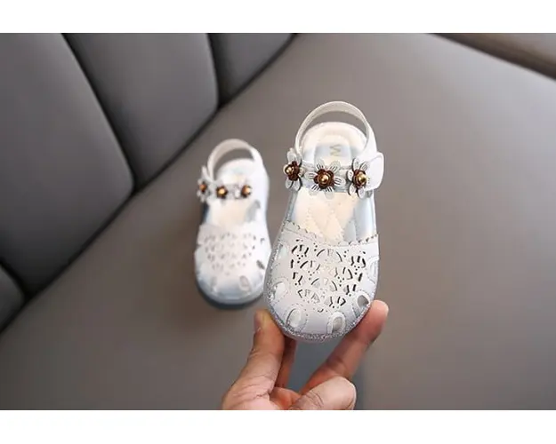 Sandale albe decupate cu floricele