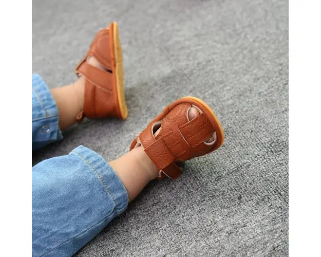 Sandale maro inchise in fata si la spate