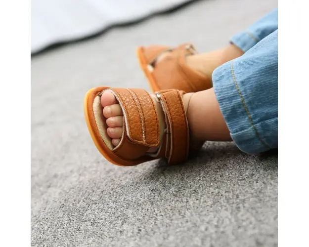 Sandalute maro inchise la spate