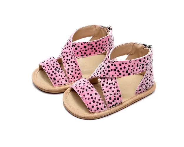 Sandalute roz cu bulinute negre