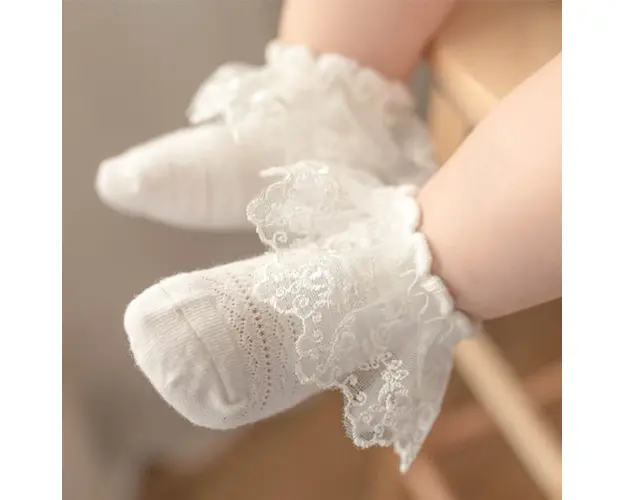 Sosete cu danteluta si model din tesatura