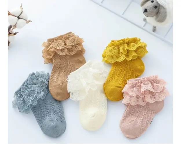 Sosetele cu model din tesatura si danteluta