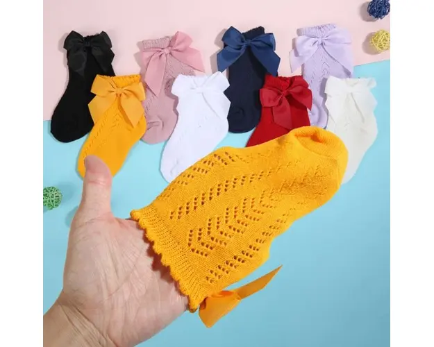 Sosetele cu model din tesatura si fundita