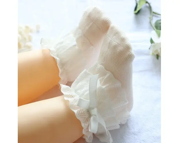 Sosetele ivoire elegante pentru fetite