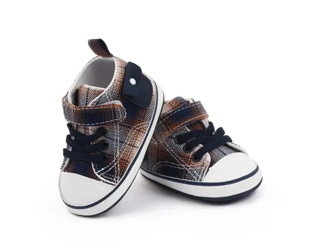 Tenisi in carouri maro si bleumarine pentru baietei
