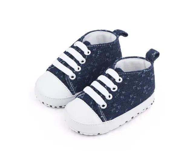 Tenisi pentru bebelusi, din blugi, cu sireturi